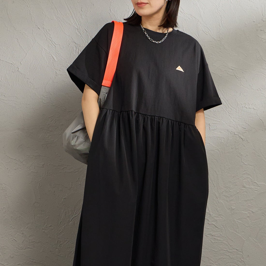 KELTY [ケルティ] 別注 異素材切替 ウエストギャザーワンピース [KE262W30IN02-JF] ﾌﾞﾗｯｸ &&モデル身長：160cm 着用サイズ：F&&