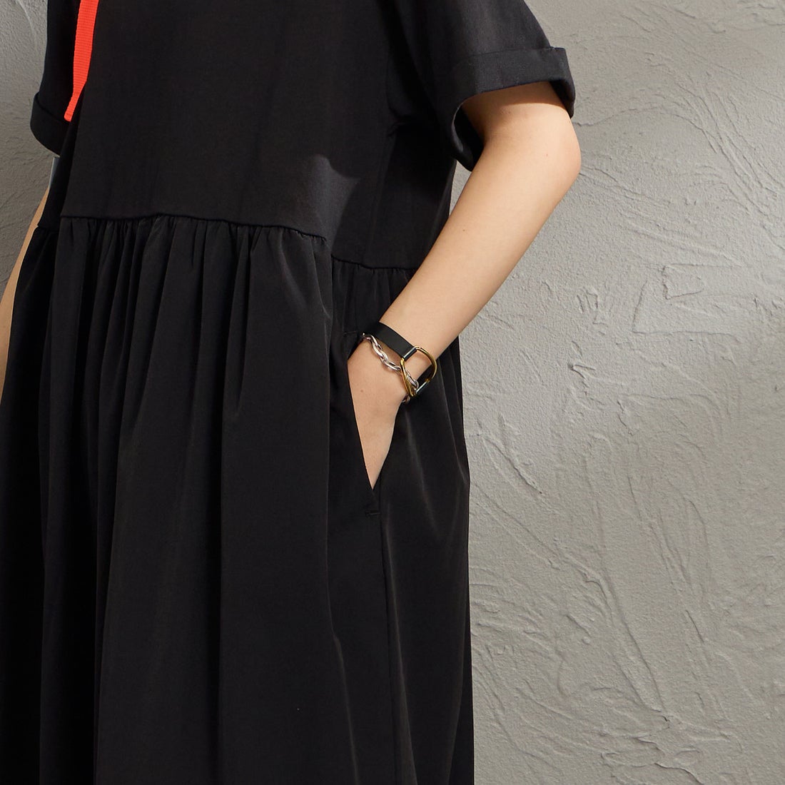 KELTY [ケルティ] 別注 異素材切替 ウエストギャザーワンピース [KE262W30IN02-JF] ﾌﾞﾗｯｸ &&モデル身長：160cm 着用サイズ：F&&