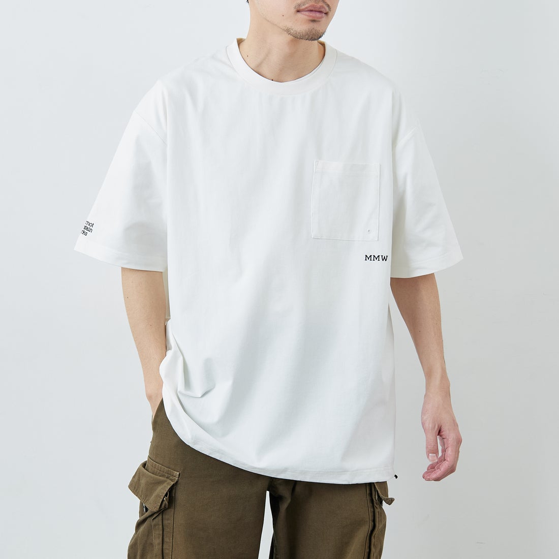 Marmot [マーモット] 別注 ドローコード付き マウンテンロゴ バックプリントTシャツ [MTSS26MST337IN-JF] WHITE &&モデル身長：168cm 着用サイズ：L&&