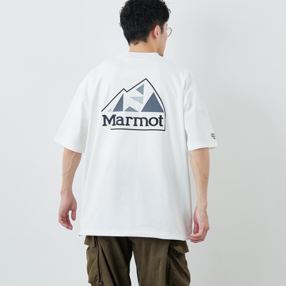 Marmot [マーモット] 別注 ドローコード付き マウンテンロゴ バックプリントTシャツ [MTSS26MST337IN-JF] WHITE &&モデル身長：168cm 着用サイズ：L&&