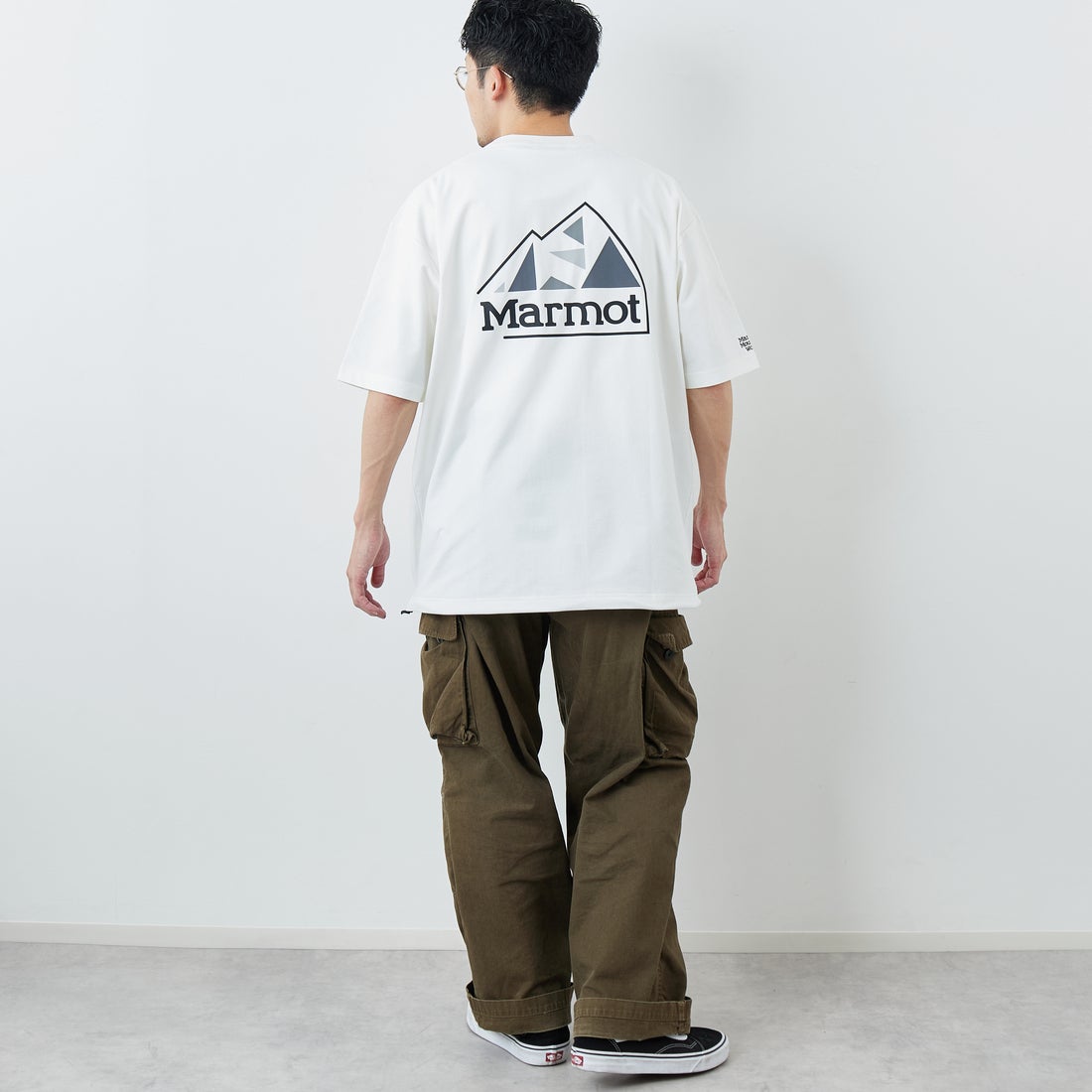 Marmot [マーモット] 別注 ドローコード付き マウンテンロゴ バックプリントTシャツ [MTSS26MST337IN-JF] WHITE &&モデル身長：168cm 着用サイズ：L&&