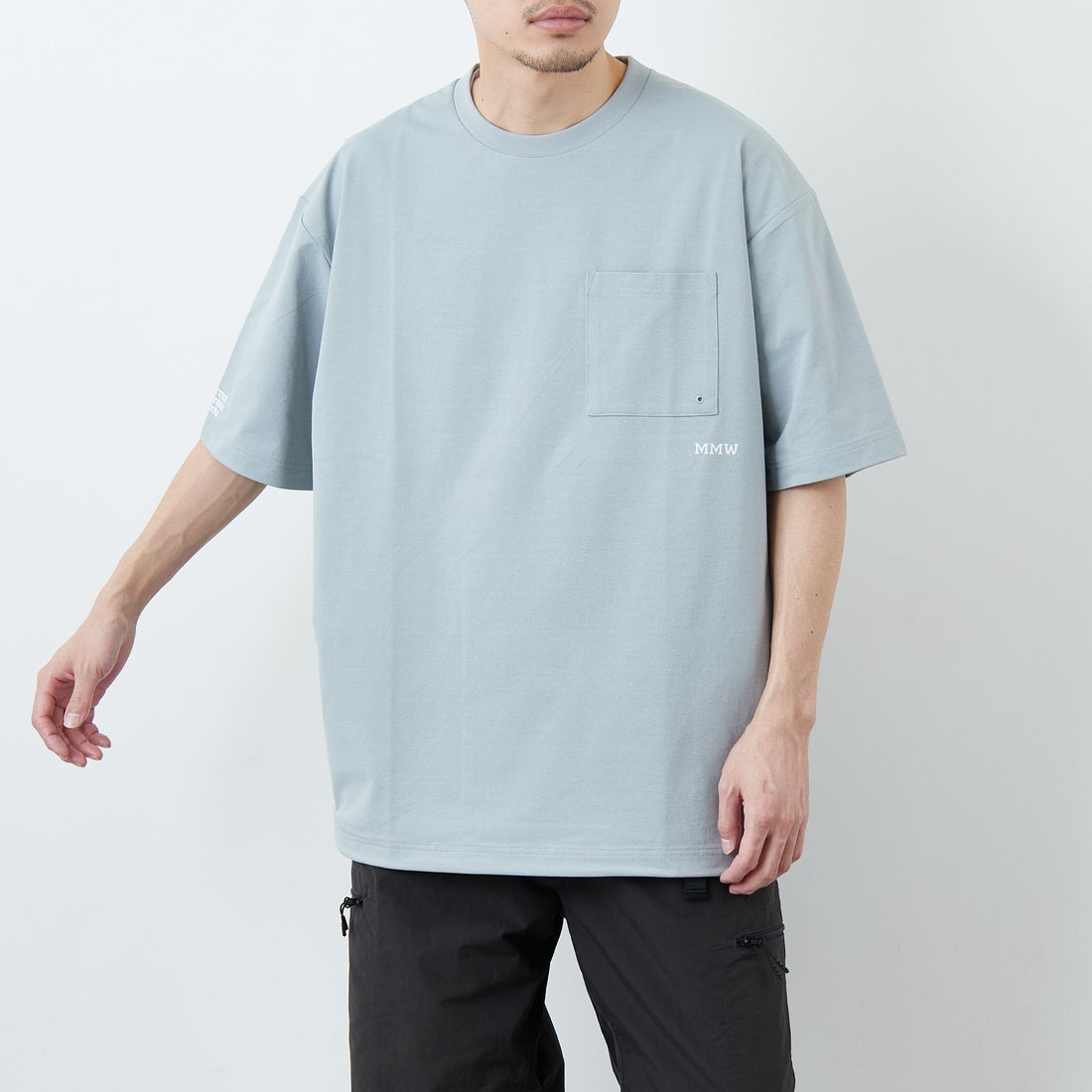 Marmot [マーモット] 別注 ドローコード付き マウンテンロゴ バックプリントTシャツ [MTSS26MST337IN-JF] GRAY &&モデル身長：168cm 着用サイズ：L&&