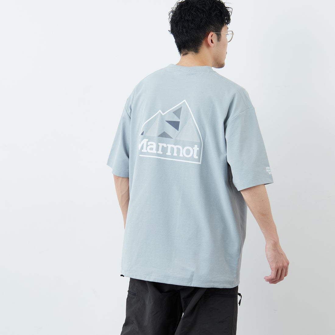 Marmot [マーモット] 別注 ドローコード付き マウンテンロゴ バックプリントTシャツ [MTSS26MST337IN-JF] GRAY &&モデル身長：168cm 着用サイズ：L&&