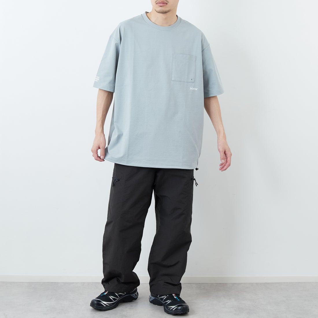 Marmot [マーモット] 別注 ドローコード付き マウンテンロゴ バックプリントTシャツ [MTSS26MST337IN-JF] GRAY &&モデル身長：168cm 着用サイズ：L&&