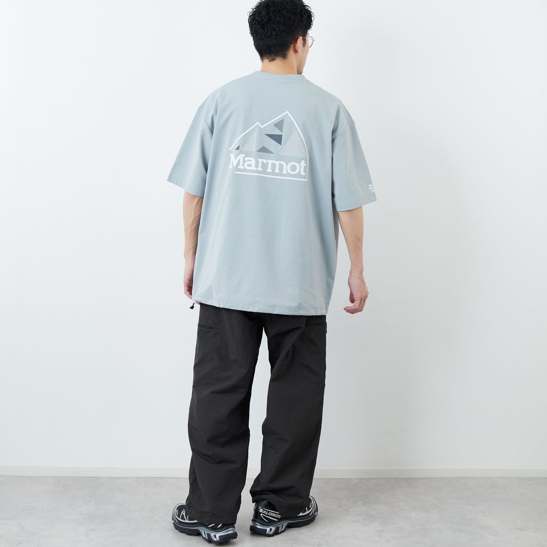 Marmot [マーモット] 別注 ドローコード付き マウンテンロゴ バックプリントTシャツ [MTSS26MST337IN-JF] GRAY &&モデル身長：168cm 着用サイズ：L&&