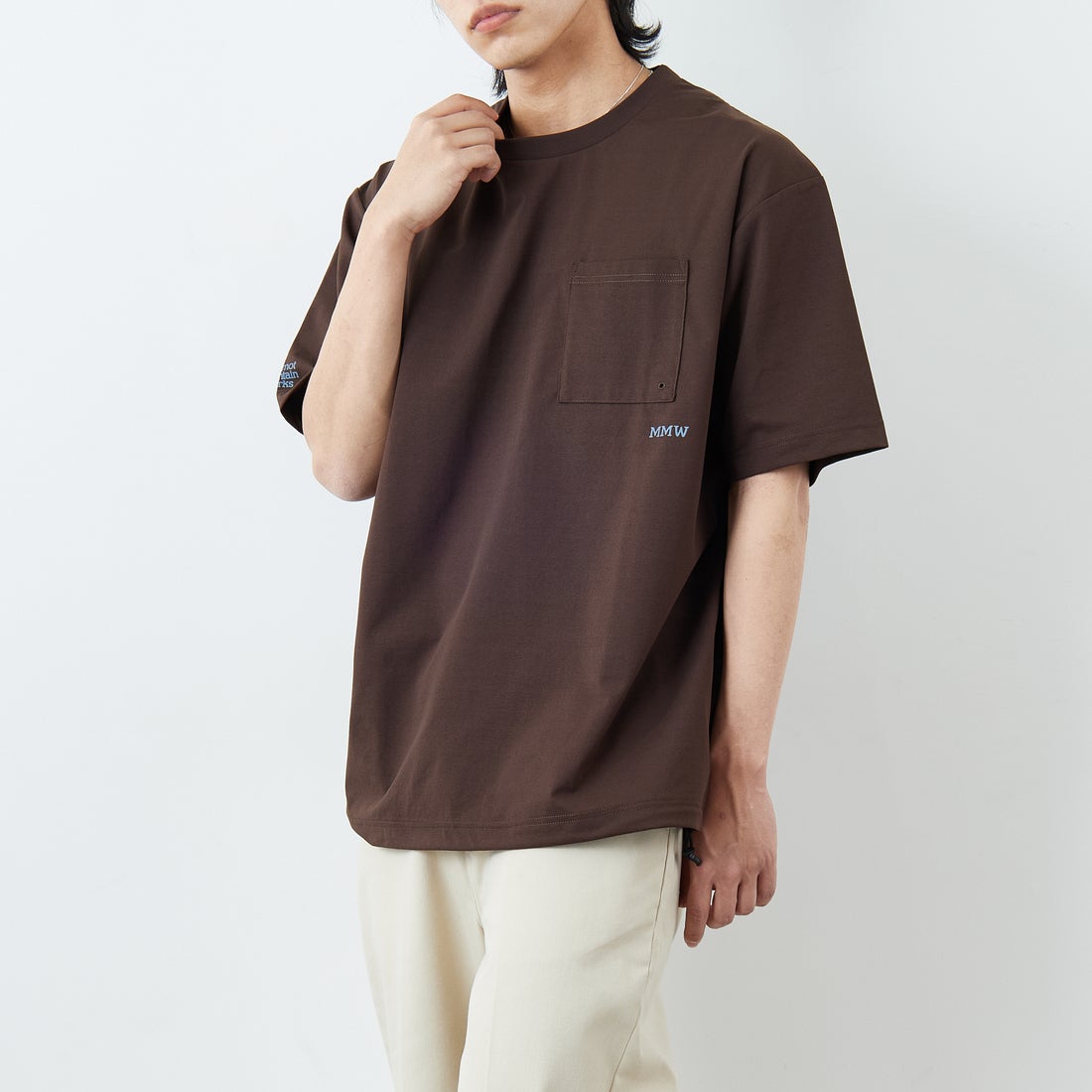 Marmot [マーモット] 別注 ドローコード付き マウンテンロゴ バックプリントTシャツ [MTSS26MST337IN-JF] D.BROWN &&モデル身長：179cm 着用サイズ：L&&
