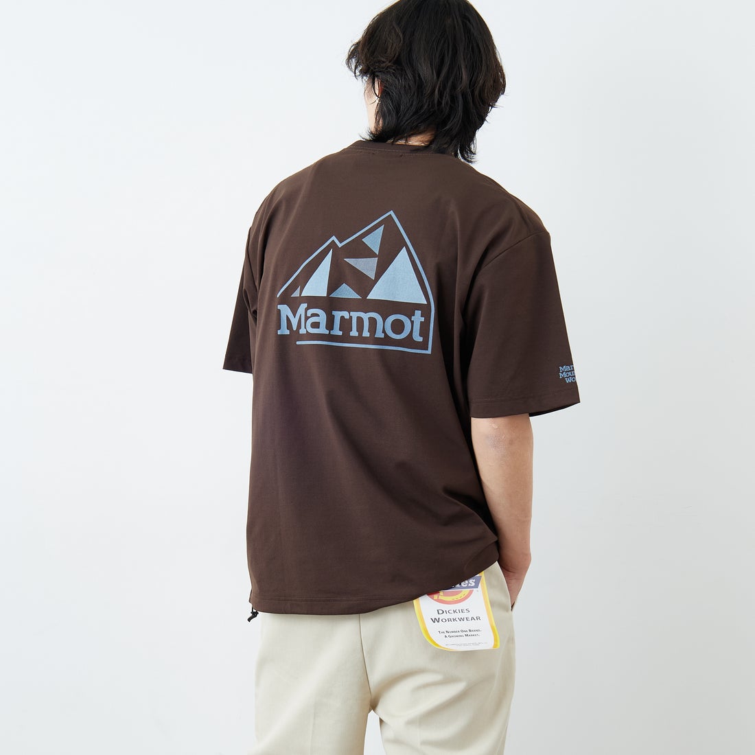 Marmot [マーモット] 別注 ドローコード付き マウンテンロゴ バックプリントTシャツ [MTSS26MST337IN-JF] D.BROWN &&モデル身長：179cm 着用サイズ：L&&
