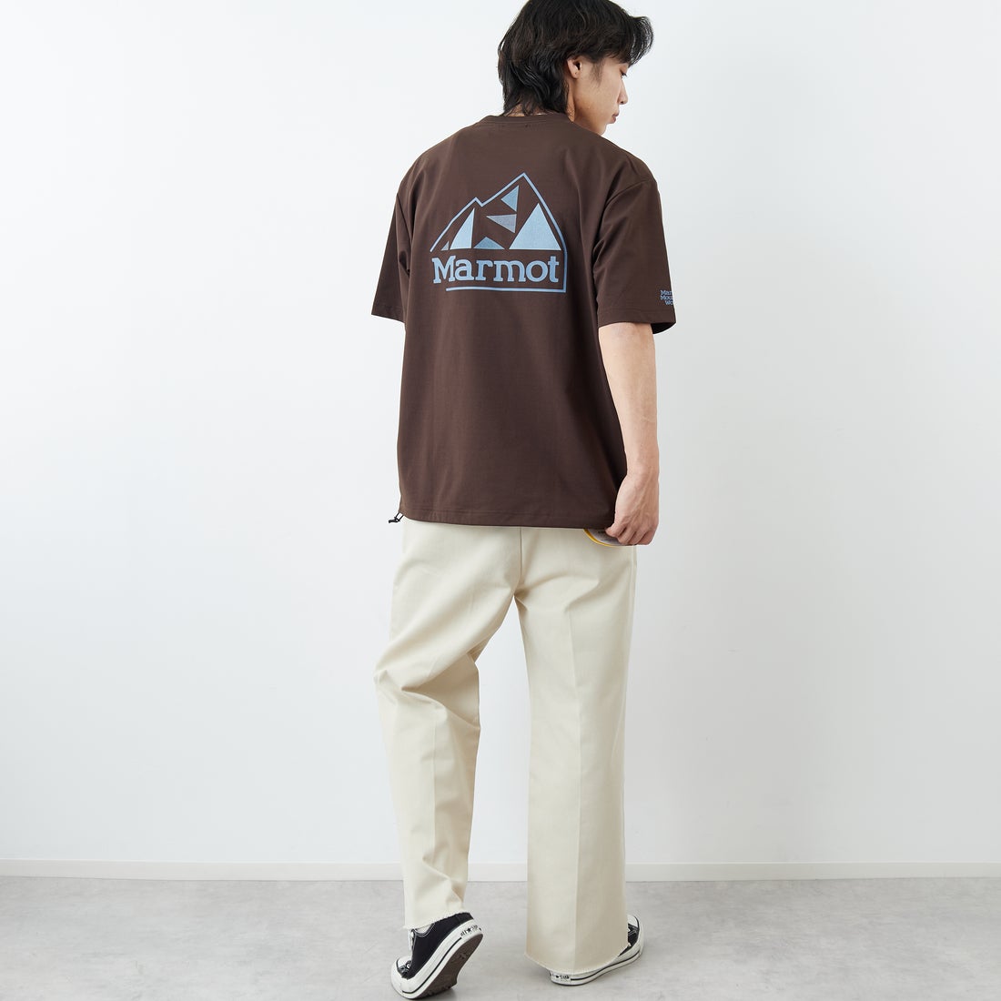 Marmot [マーモット] 別注 ドローコード付き マウンテンロゴ バックプリントTシャツ [MTSS26MST337IN-JF] D.BROWN &&モデル身長：179cm 着用サイズ：L&&