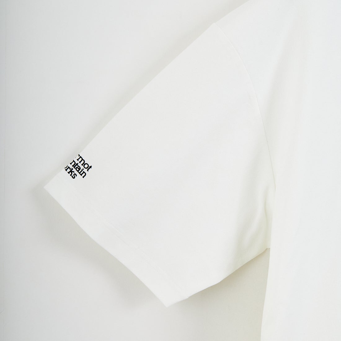 Marmot [マーモット] 別注 ドローコード付き マウンテンロゴ バックプリントTシャツ [MTSS26MST337IN-JF] WHITE