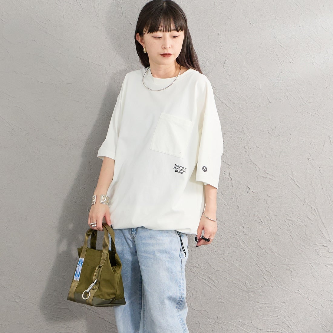 Marmot [マーモット] 別注 ドローコード付き ポケットロゴTシャツ [MTSS26MST338IN-JF] WHITE &&モデル身長：150cm 着用サイズ：S&&