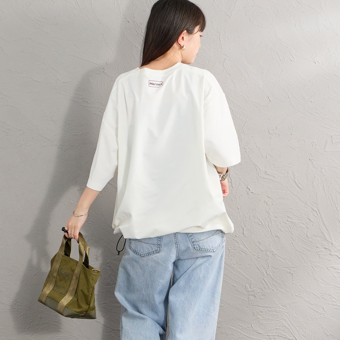 Marmot [マーモット] 別注 ドローコード付き ポケットロゴTシャツ [MTSS26MST338IN-JF] WHITE &&モデル身長：150cm 着用サイズ：S&&