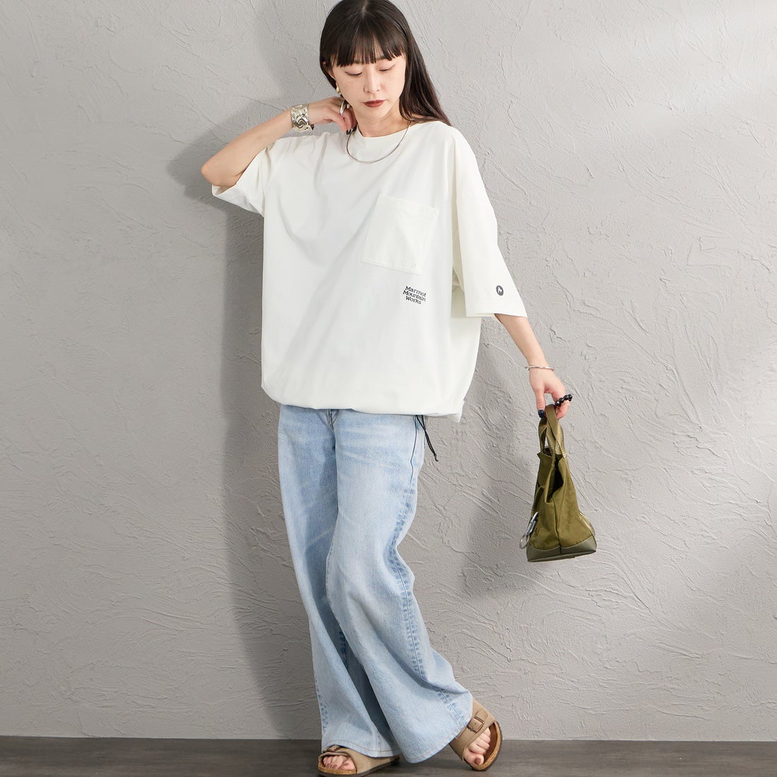 Marmot [マーモット] 別注 ドローコード付き ポケットロゴTシャツ [MTSS26MST338IN-JF] WHITE &&モデル身長：150cm 着用サイズ：S&&