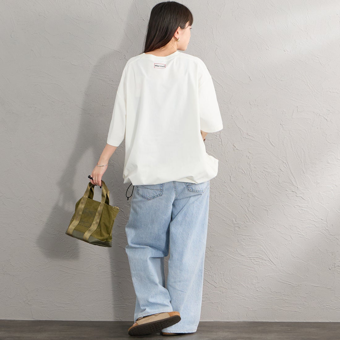 Marmot [マーモット] 別注 ドローコード付き ポケットロゴTシャツ [MTSS26MST338IN-JF] WHITE &&モデル身長：150cm 着用サイズ：S&&