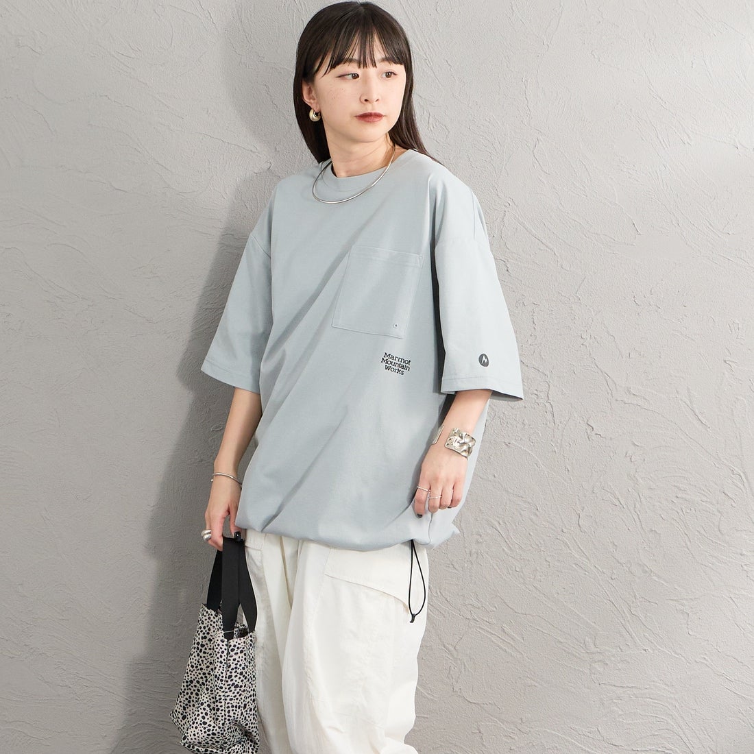 Marmot [マーモット] 別注 ドローコード付き ポケットロゴTシャツ [MTSS26MST338IN-JF] GRAY &&モデル身長：150cm 着用サイズ：S&&