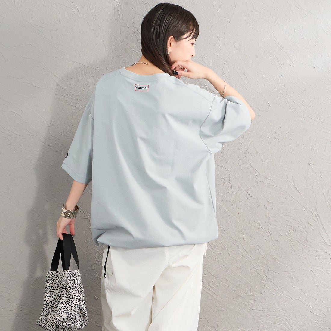 Marmot [マーモット] 別注 ドローコード付き ポケットロゴTシャツ [MTSS26MST338IN-JF] GRAY &&モデル身長：150cm 着用サイズ：S&&