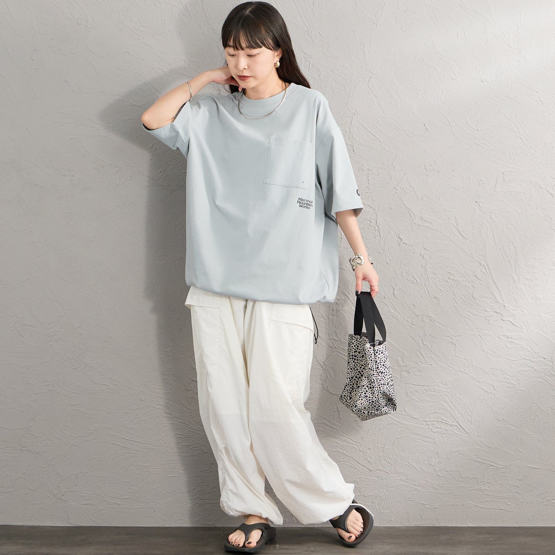 Marmot [マーモット] 別注 ドローコード付き ポケットロゴTシャツ [MTSS26MST338IN-JF] GRAY &&モデル身長：150cm 着用サイズ：S&&