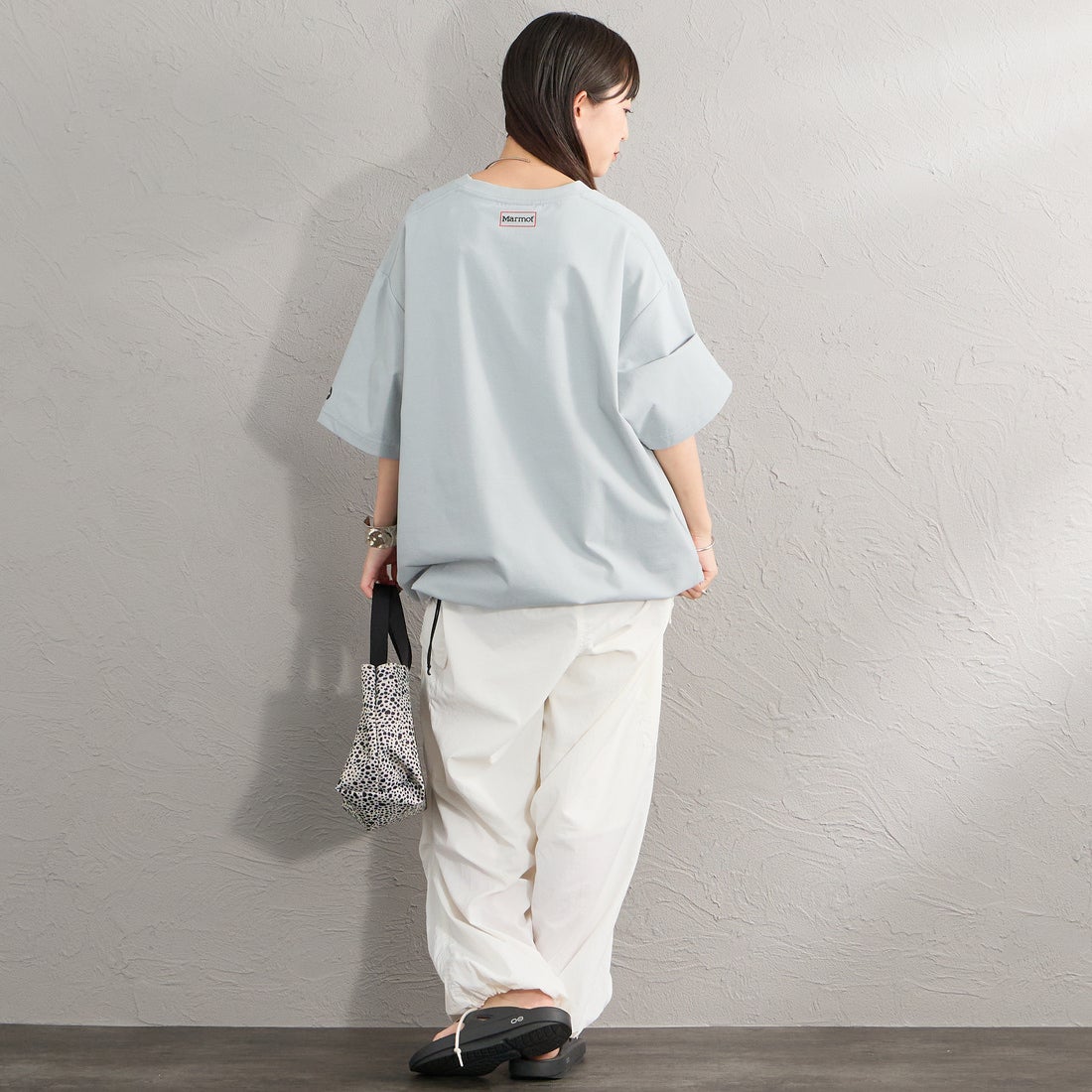 Marmot [マーモット] 別注 ドローコード付き ポケットロゴTシャツ [MTSS26MST338IN-JF] GRAY &&モデル身長：150cm 着用サイズ：S&&
