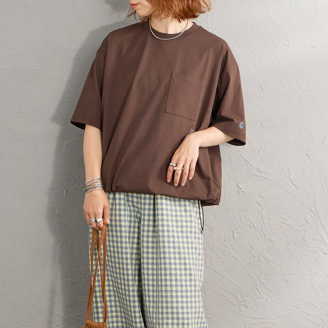 Marmot [マーモット] 別注 ドローコード付き ポケットロゴTシャツ [MTSS26MST338IN-JF] D.BROWN &&モデル身長：158cm 着用サイズ：S&&