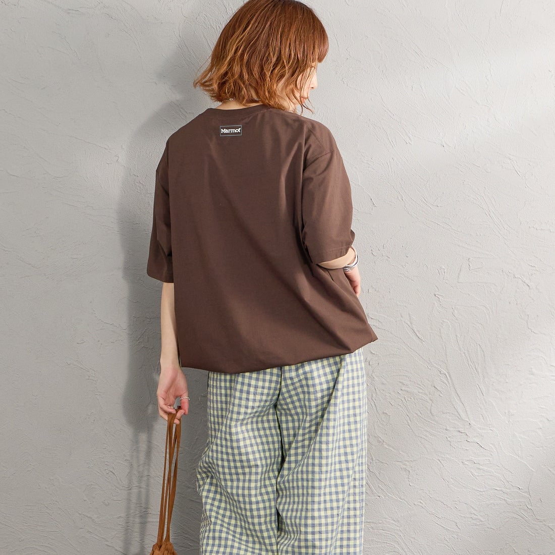 Marmot [マーモット] 別注 ドローコード付き ポケットロゴTシャツ [MTSS26MST338IN-JF] D.BROWN &&モデル身長：158cm 着用サイズ：S&&