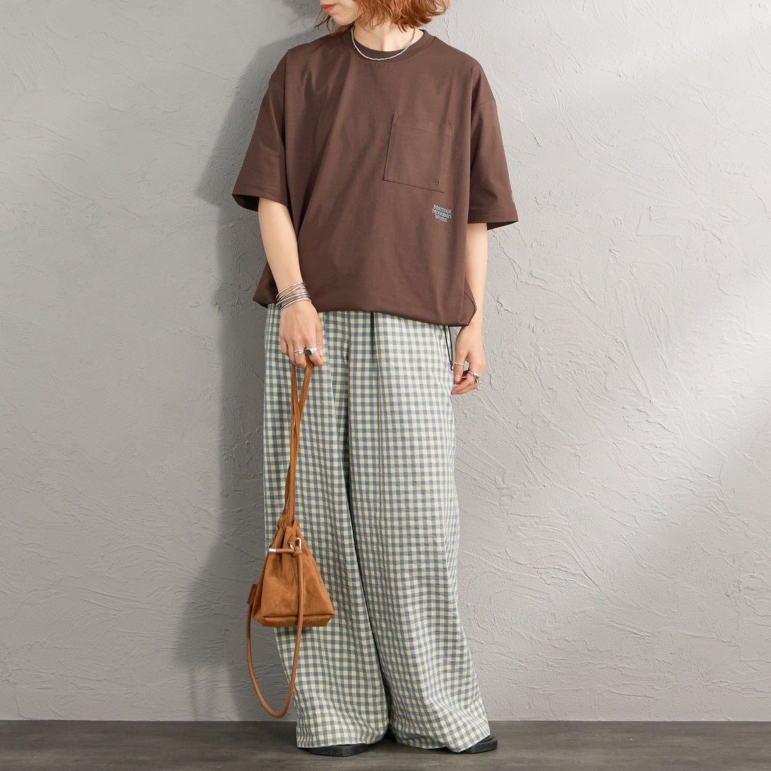 Marmot [マーモット] 別注 ドローコード付き ポケットロゴTシャツ [MTSS26MST338IN-JF] D.BROWN &&モデル身長：158cm 着用サイズ：S&&