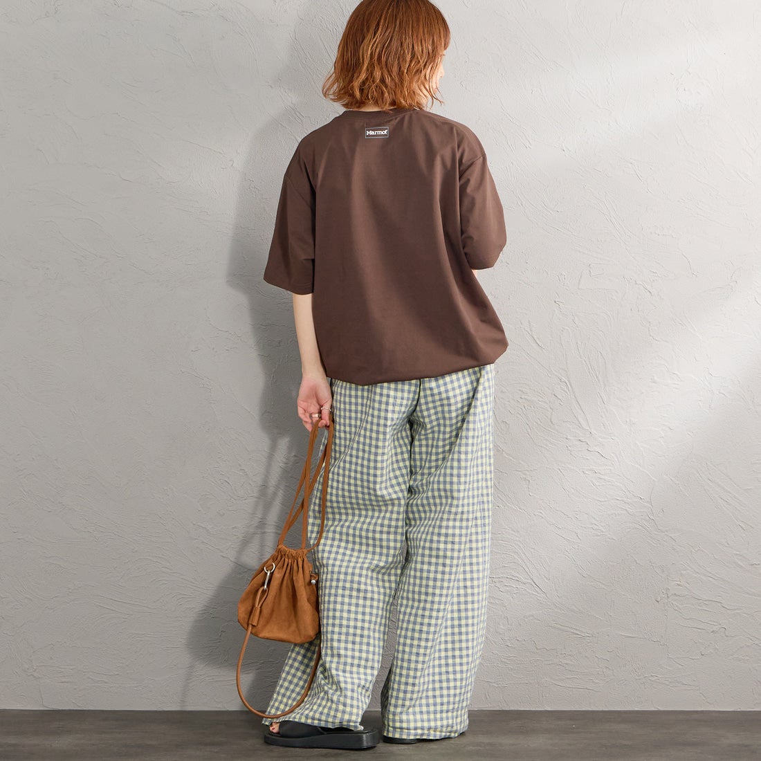 Marmot [マーモット] 別注 ドローコード付き ポケットロゴTシャツ [MTSS26MST338IN-JF] D.BROWN &&モデル身長：158cm 着用サイズ：S&&