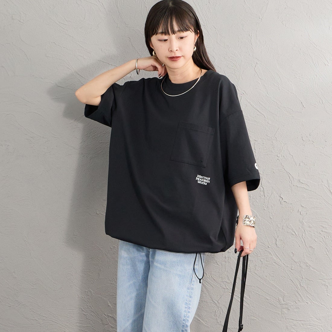 Marmot [マーモット] 別注 ドローコード付き ポケットロゴTシャツ [MTSS26MST338IN-JF] BLACK &&モデル身長：150cm 着用サイズ：S&&