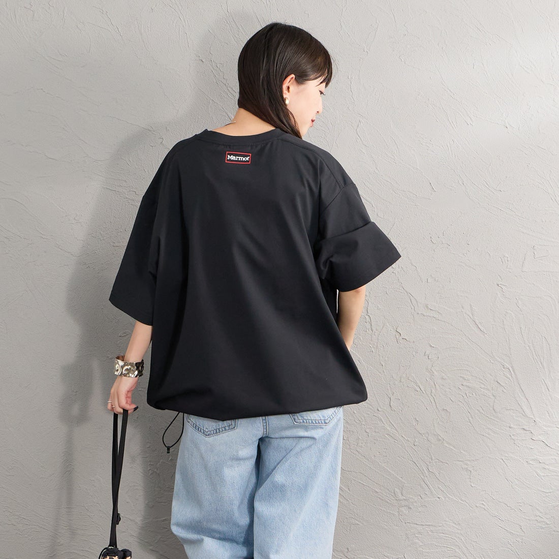 Marmot [マーモット] 別注 ドローコード付き ポケットロゴTシャツ [MTSS26MST338IN-JF] BLACK &&モデル身長：150cm 着用サイズ：S&&