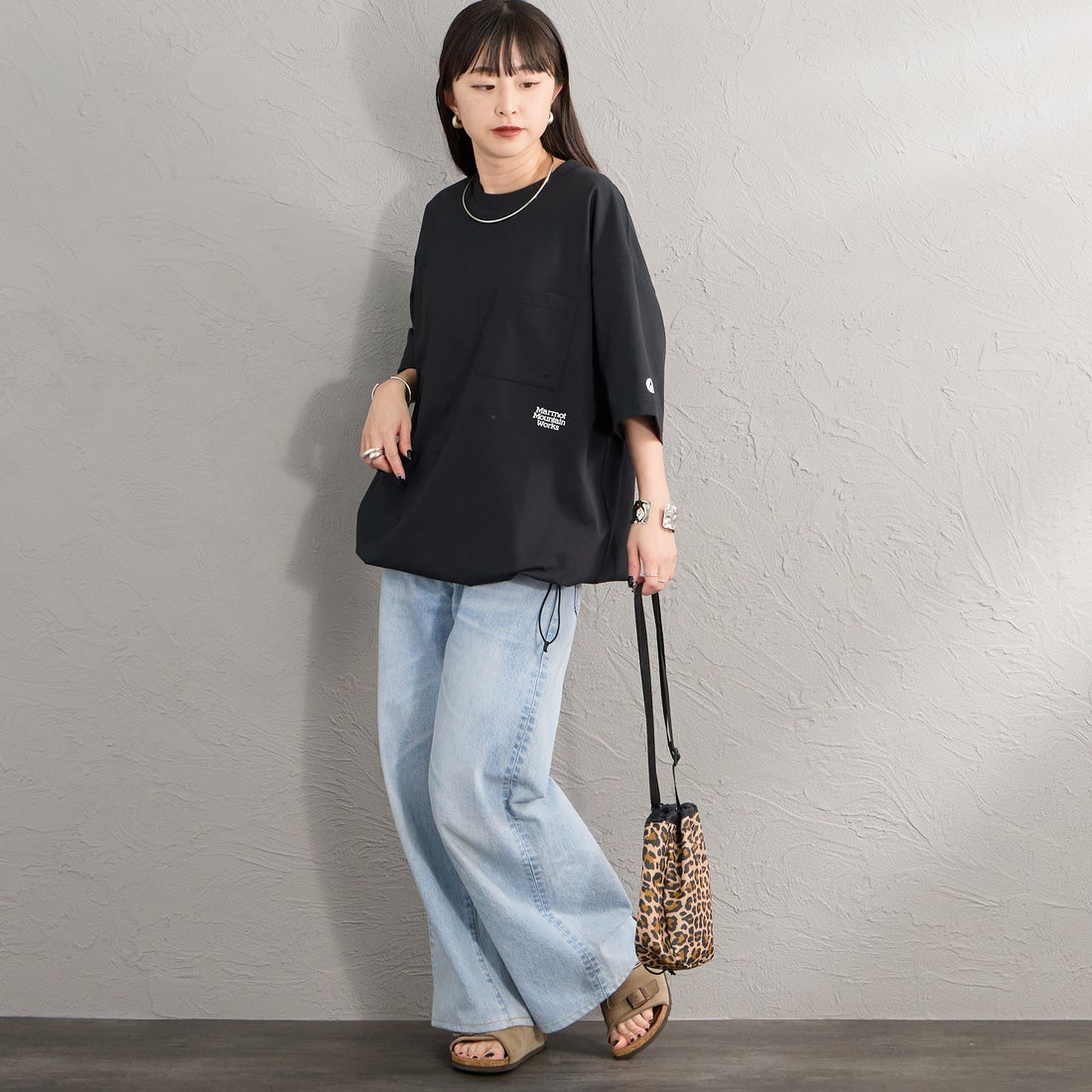 Marmot [マーモット] 別注 ドローコード付き ポケットロゴTシャツ [MTSS26MST338IN-JF] BLACK &&モデル身長：150cm 着用サイズ：S&&