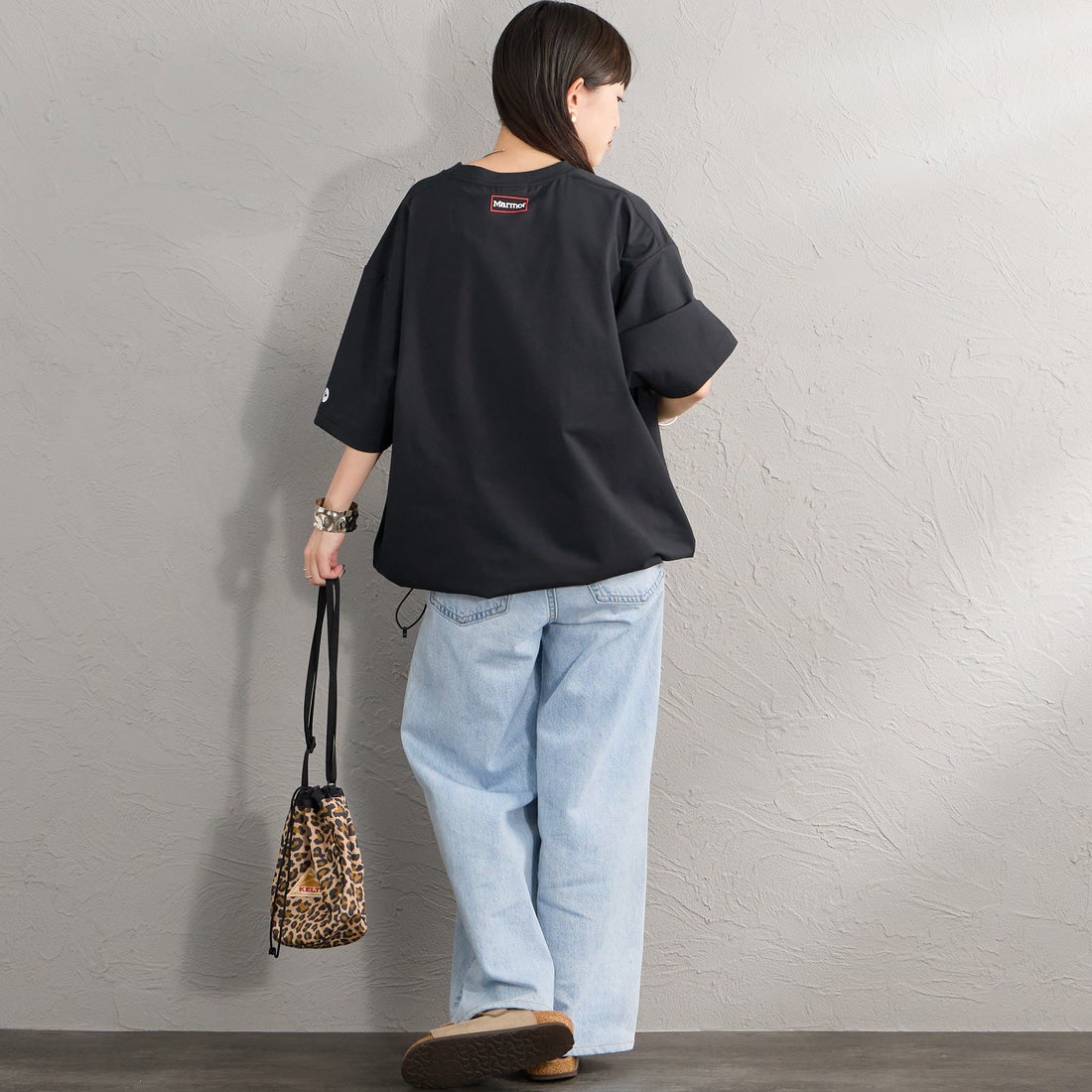 Marmot [マーモット] 別注 ドローコード付き ポケットロゴTシャツ [MTSS26MST338IN-JF] BLACK &&モデル身長：150cm 着用サイズ：S&&