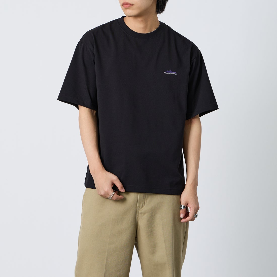 THOUSAND MILE [サウザンド マイル] ワンポイント刺繍ロゴ ショートスリーブTシャツ [TM261TC00120] 09 BLACK &&モデル身長：179cm 着用サイズ：L&&