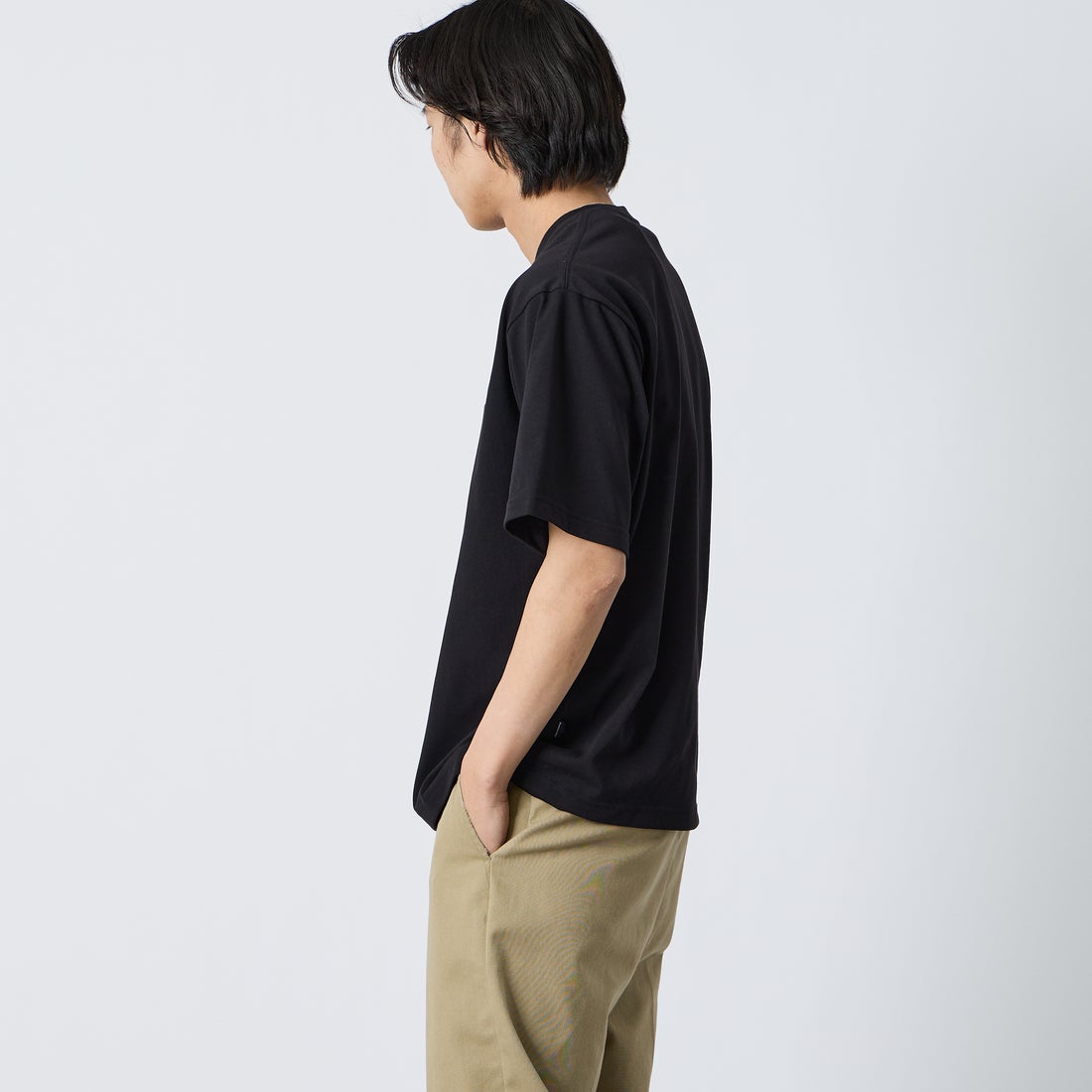 THOUSAND MILE [サウザンド マイル] ワンポイント刺繍ロゴ ショートスリーブTシャツ [TM261TC00120] 09 BLACK &&モデル身長：179cm 着用サイズ：L&&