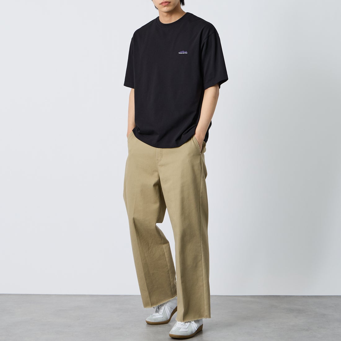 THOUSAND MILE [サウザンド マイル] ワンポイント刺繍ロゴ ショートスリーブTシャツ [TM261TC00120] 09 BLACK &&モデル身長：179cm 着用サイズ：L&&