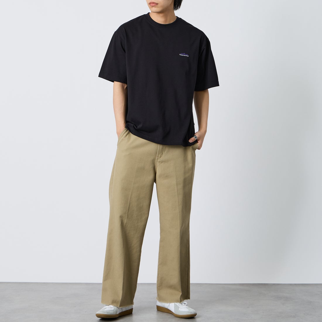 THOUSAND MILE [サウザンド マイル] ワンポイント刺繍ロゴ ショートスリーブTシャツ [TM261TC00120] 09 BLACK &&モデル身長：179cm 着用サイズ：L&&