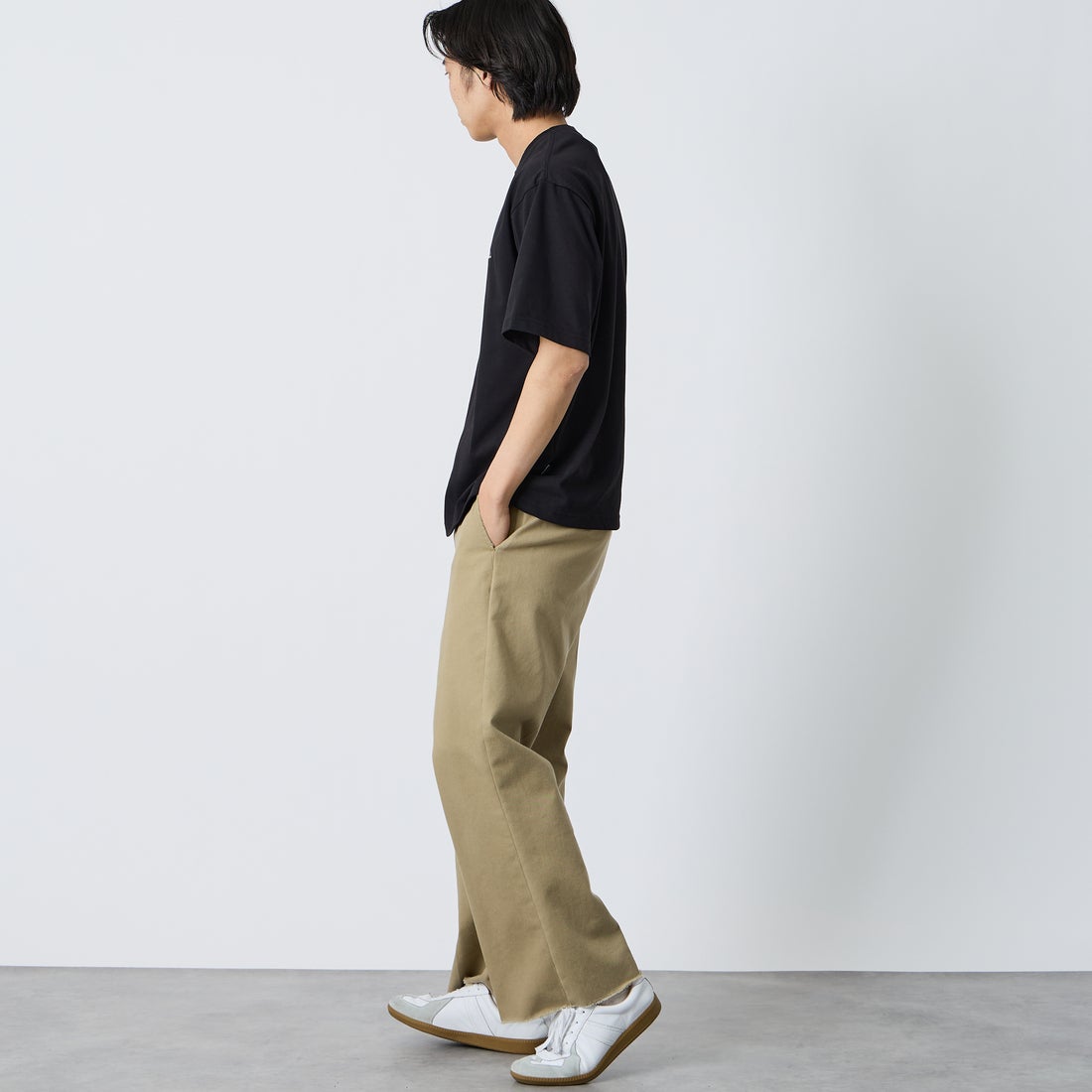 THOUSAND MILE [サウザンド マイル] ワンポイント刺繍ロゴ ショートスリーブTシャツ [TM261TC00120] 09 BLACK &&モデル身長：179cm 着用サイズ：L&& [サウザンド マイル] ワンポイント刺繍ロゴ ショートスリーブTシャツ [TM261TC00120] 09 BLACK