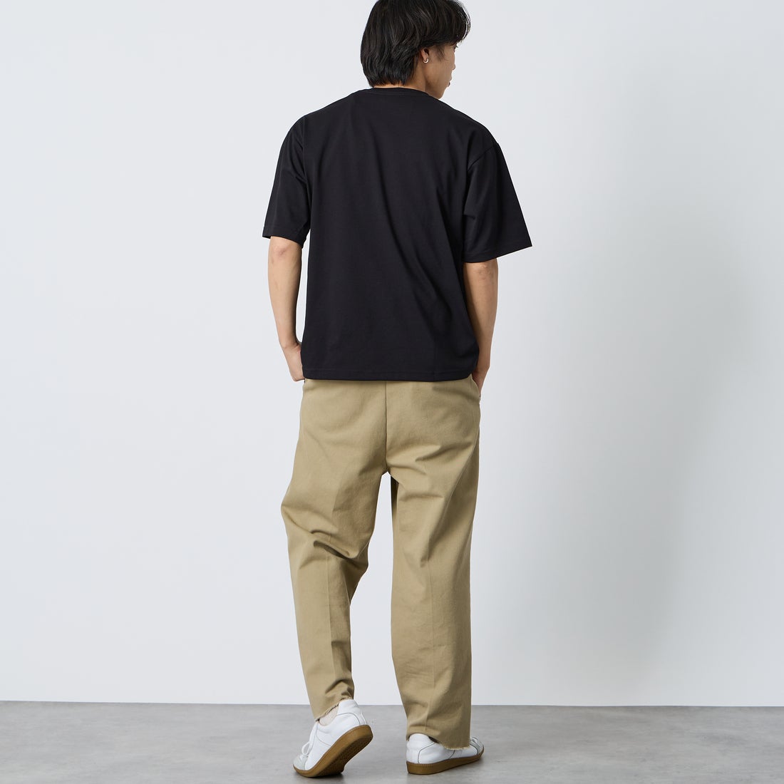 THOUSAND MILE [サウザンド マイル] ワンポイント刺繍ロゴ ショートスリーブTシャツ [TM261TC00120] 09 BLACK &&モデル身長：179cm 着用サイズ：L&&