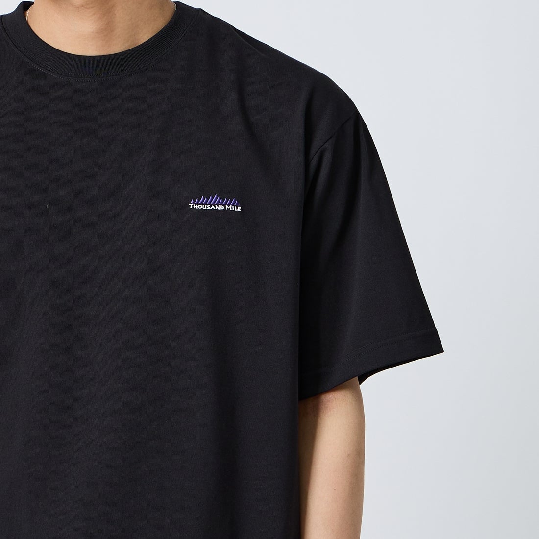 THOUSAND MILE [サウザンド マイル] ワンポイント刺繍ロゴ ショートスリーブTシャツ [TM261TC00120] 09 BLACK &&モデル身長：179cm 着用サイズ：L&&