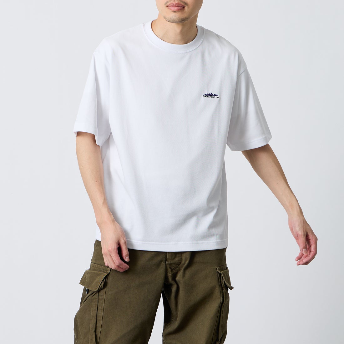 THOUSAND MILE [サウザンド マイル] ワンポイント刺繍ロゴ ショートスリーブTシャツ [TM261TC00120] 01 WHITE &&モデル身長：168cm 着用サイズ：M&&