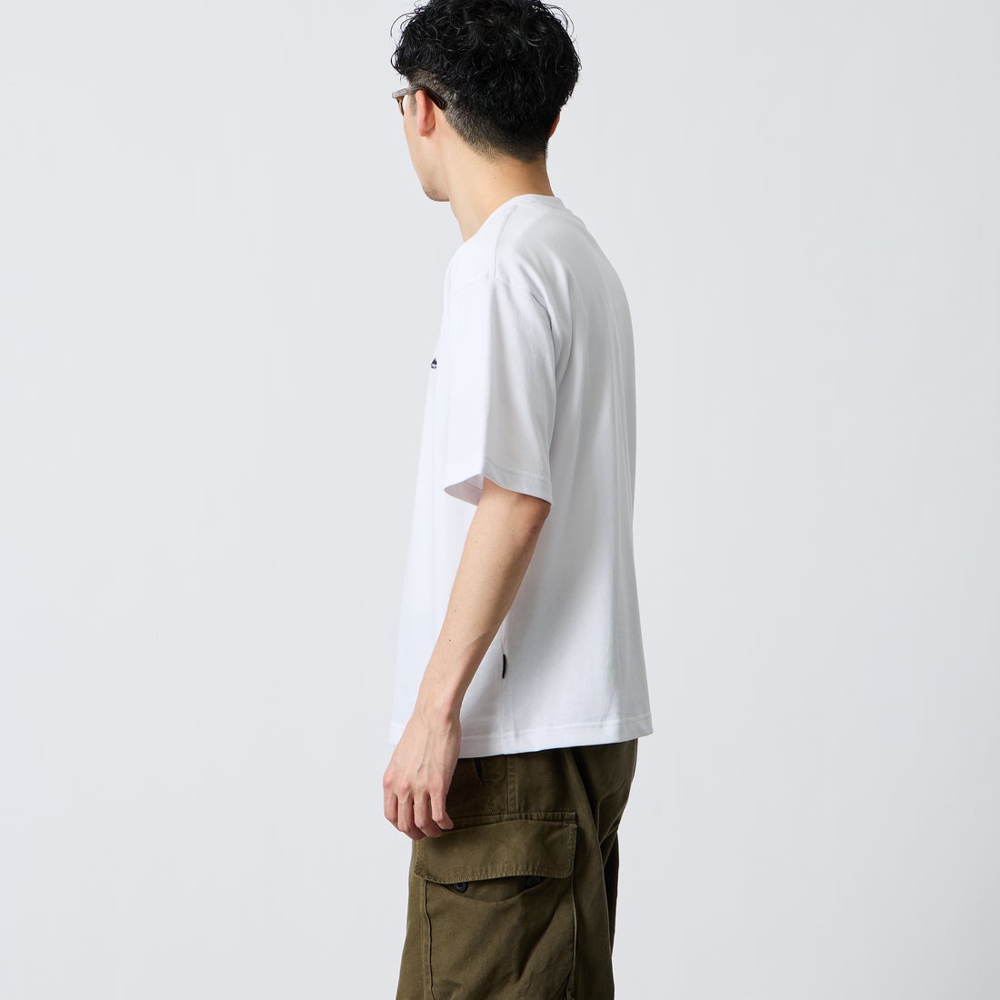 THOUSAND MILE [サウザンド マイル] ワンポイント刺繍ロゴ ショートスリーブTシャツ [TM261TC00120] 01 WHITE &&モデル身長：168cm 着用サイズ：M&&