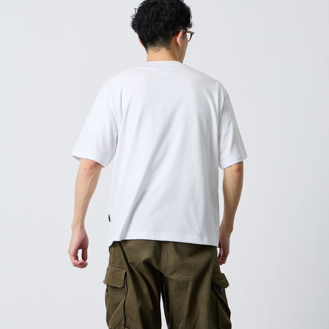 THOUSAND MILE [サウザンド マイル] ワンポイント刺繍ロゴ ショートスリーブTシャツ [TM261TC00120] 01 WHITE &&モデル身長：168cm 着用サイズ：M&&
