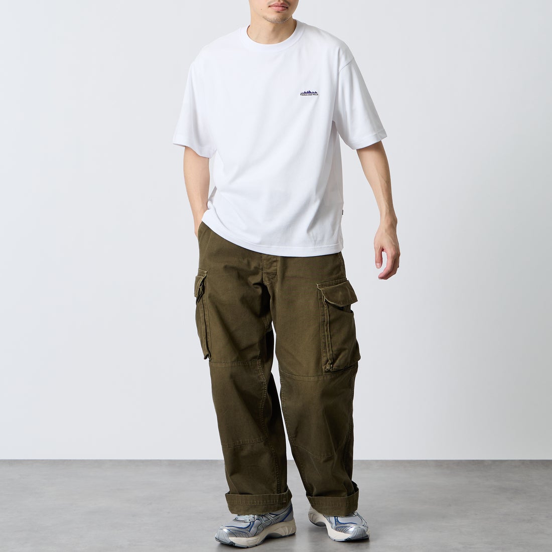 THOUSAND MILE [サウザンド マイル] ワンポイント刺繍ロゴ ショートスリーブTシャツ [TM261TC00120] 01 WHITE &&モデル身長：168cm 着用サイズ：M&&