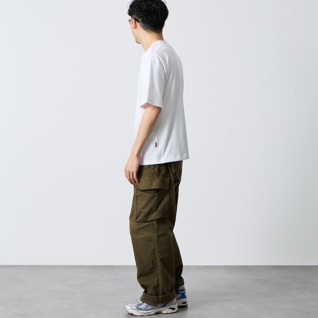 THOUSAND MILE [サウザンド マイル] ワンポイント刺繍ロゴ ショートスリーブTシャツ [TM261TC00120] 01 WHITE &&モデル身長：168cm 着用サイズ：M&&