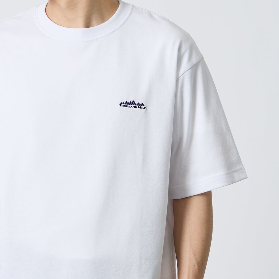 THOUSAND MILE [サウザンド マイル] ワンポイント刺繍ロゴ ショートスリーブTシャツ [TM261TC00120] 01 WHITE &&モデル身長：168cm 着用サイズ：M&&