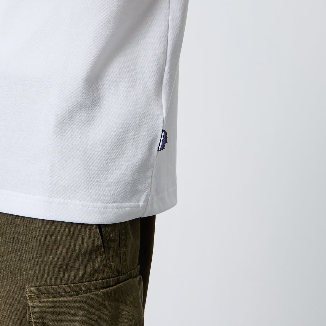 THOUSAND MILE [サウザンド マイル] ワンポイント刺繍ロゴ ショートスリーブTシャツ [TM261TC00120] 01 WHITE &&モデル身長：168cm 着用サイズ：M&&