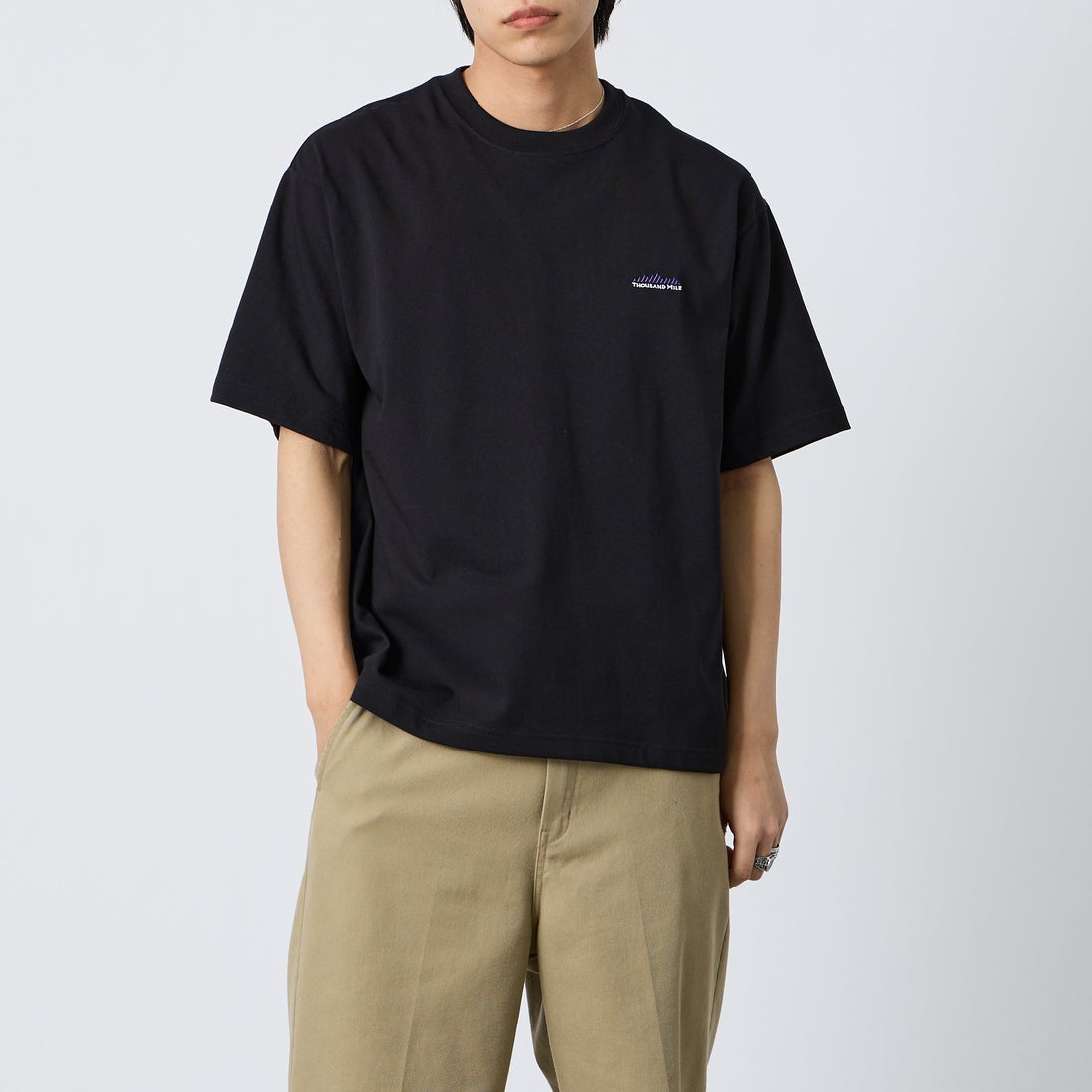 THOUSAND MILE [サウザンド マイル] ヒストリーロゴ バックプリント ショートスリーブTシャツ [TM261TC00480] 09 BLACK &&モデル身長：179cm 着用サイズ：L&&