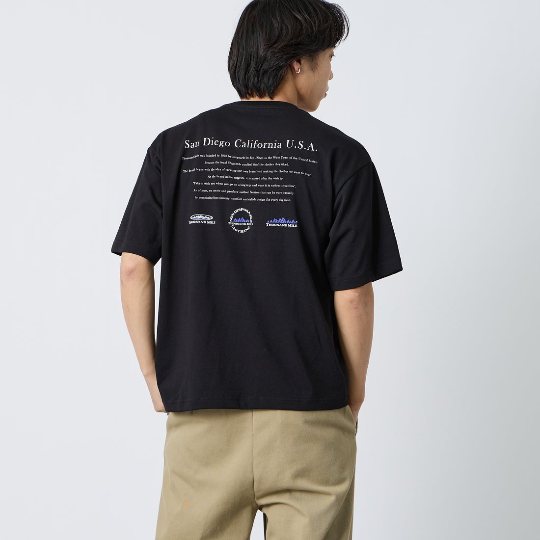THOUSAND MILE [サウザンド マイル] ヒストリーロゴ バックプリント ショートスリーブTシャツ [TM261TC00480] 09 BLACK &&モデル身長：179cm 着用サイズ：L&&