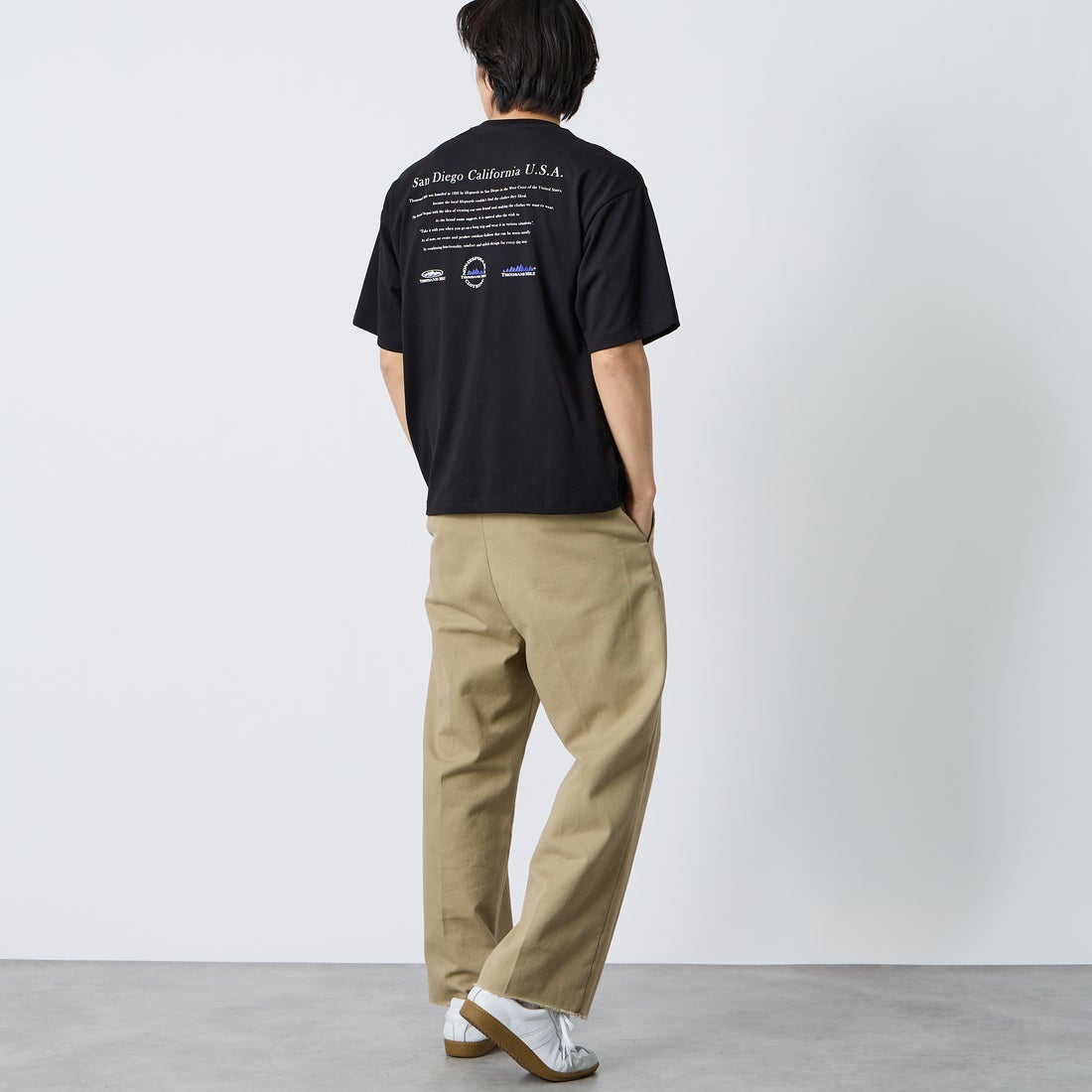 THOUSAND MILE [サウザンド マイル] ヒストリーロゴ バックプリント ショートスリーブTシャツ [TM261TC00480] 09 BLACK &&モデル身長：179cm 着用サイズ：L&&