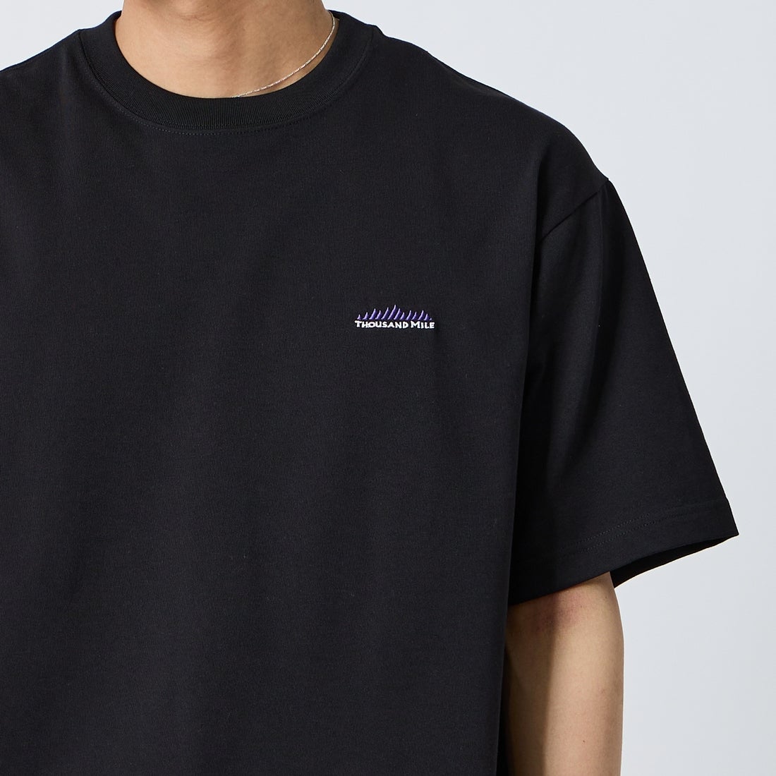 THOUSAND MILE [サウザンド マイル] ヒストリーロゴ バックプリント ショートスリーブTシャツ [TM261TC00480] 09 BLACK &&モデル身長：179cm 着用サイズ：L&&D MILE [サウザンド マイル] ヒストリーロゴ バックプリント ショートスリーブTシャツ [TM261TC00480] 01 WHITE