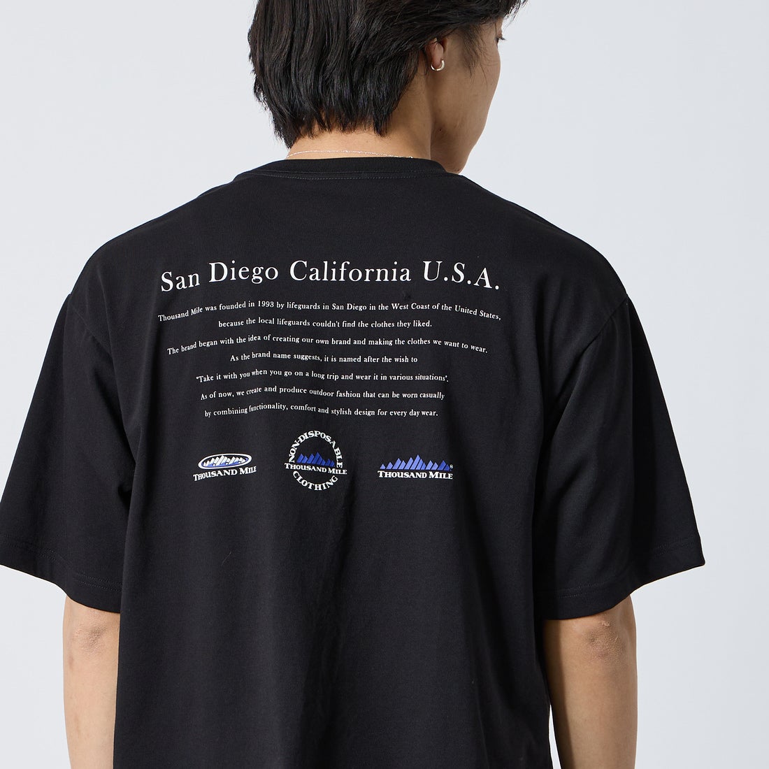 THOUSAND MILE [サウザンド マイル] ヒストリーロゴ バックプリント ショートスリーブTシャツ [TM261TC00480] 09 BLACK &&モデル身長：179cm 着用サイズ：L&&