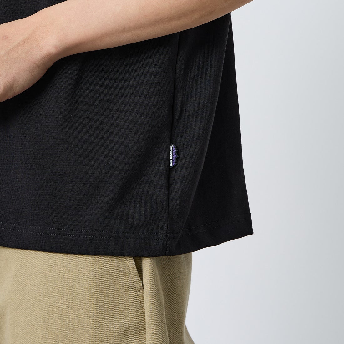 THOUSAND MILE [サウザンド マイル] ヒストリーロゴ バックプリント ショートスリーブTシャツ [TM261TC00480] 09 BLACK &&モデル身長：179cm 着用サイズ：L&&