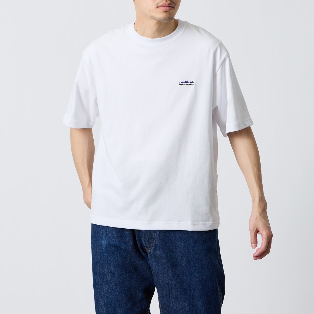 THOUSAND MILE [サウザンド マイル] ヒストリーロゴ バックプリント ショートスリーブTシャツ [TM261TC00480] 01 WHITE &&モデル身長：168cm 着用サイズ：M&&